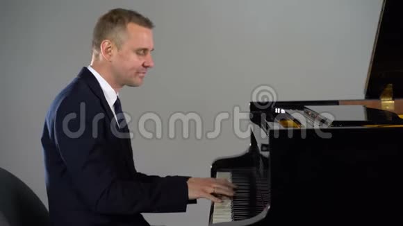 男音乐家弹钢琴视频的预览图