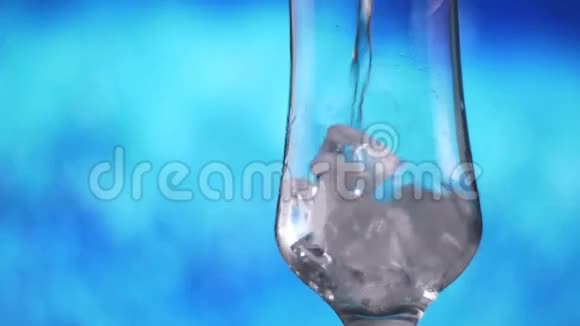 水倒入玻璃与冰慢运动新鲜自然凉爽与气泡视频的预览图