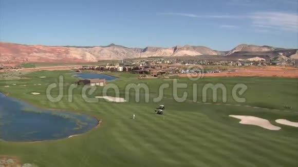 沙漠球场高尔夫球手的空中射击视频的预览图