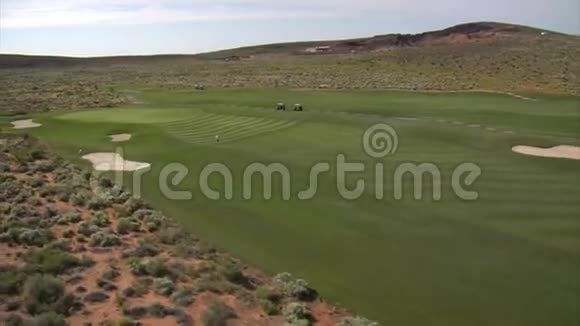 沙漠球场高尔夫球手的空中射击视频的预览图