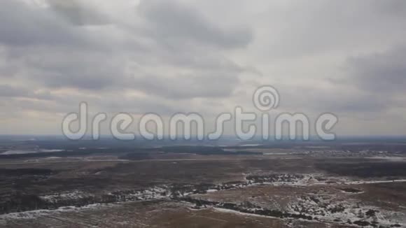 冬季雪田和平原的俯视图视频的预览图