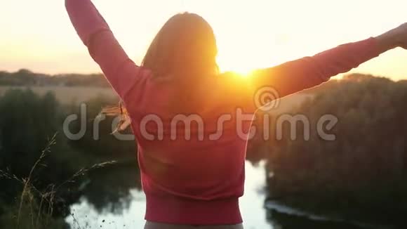 快乐的女人在日落时在户外慢动作跳舞1920x1080视频的预览图