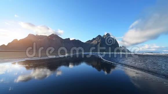日落时令人惊叹的群山倒映在水中冰岛斯托克内斯视频的预览图