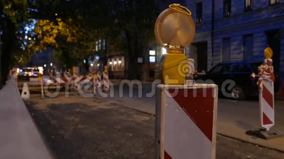 在一个夜间城市闪烁的标志修路4KUHD视频的预览图