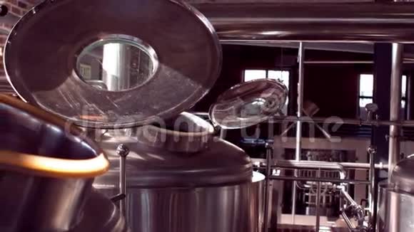 啤酒厂内部的恐慌镜头视频的预览图