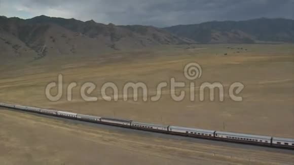火车和沙漠之城的空中射击视频的预览图