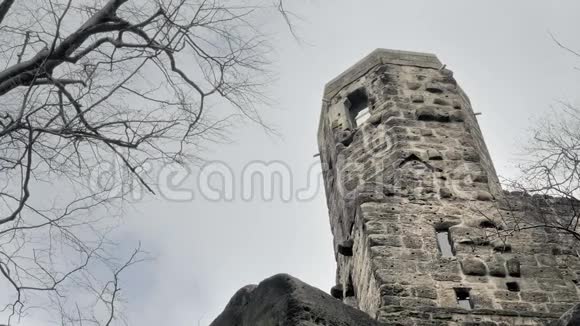 中世纪城堡的废墟巨大的防御工事塔和堡垒视频的预览图