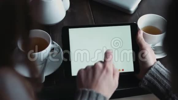 男性手的特写正在用平板电脑为女友画一幅浪漫的图画一对情侣约会视频的预览图