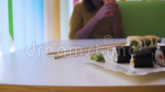 寿司卷在日本餐厅的白色时尚木桌上多利射击视频的预览图
