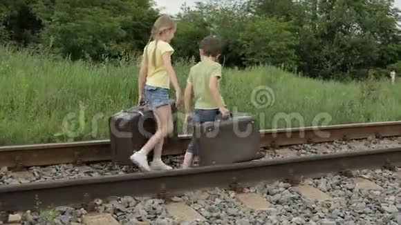 快乐的孩子们在白天在铁路上玩耍视频的预览图