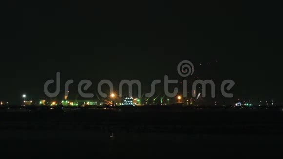 夜间海上与货船在港口作业的起重机时间间隔视频的预览图