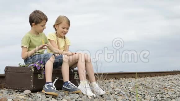快乐的孩子们在白天在铁路上玩耍视频的预览图