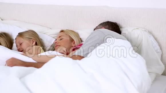 父母和女儿睡觉视频的预览图