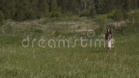 女人独自走在草地上视频的预览图