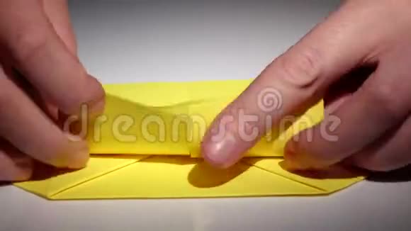 纸制品折纸特写镜头视频的预览图