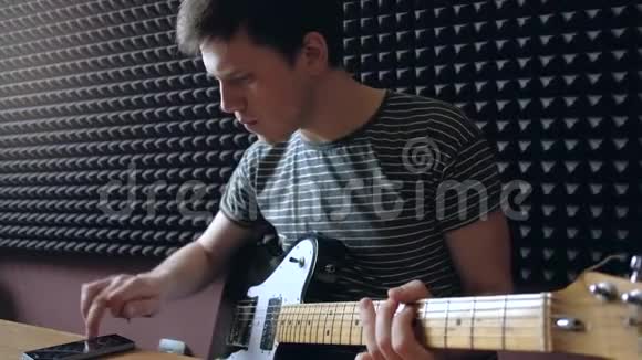 音乐家在工作室里用电吉他演奏视频的预览图