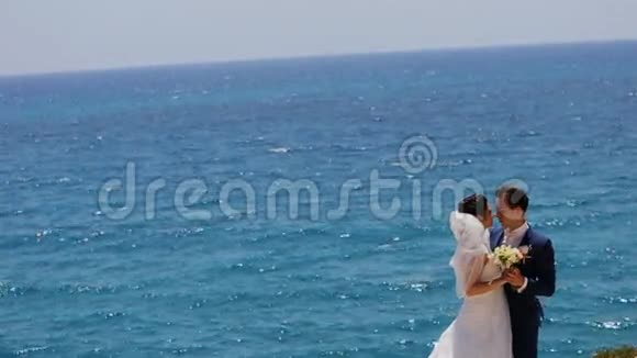 在大海的背景下结婚拥抱视频的预览图