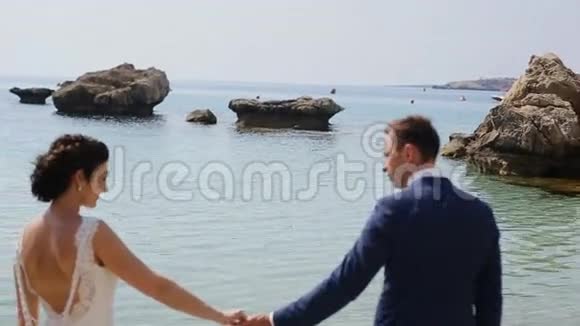 在大海的背景下结婚拥抱视频的预览图