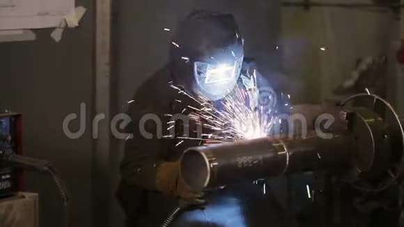 工作焊工加工金属准备底座穿防护服的人火花视频的预览图