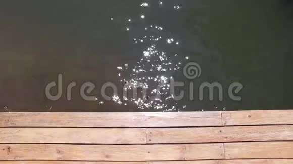 河水和木桥中的日光斑点视频的预览图