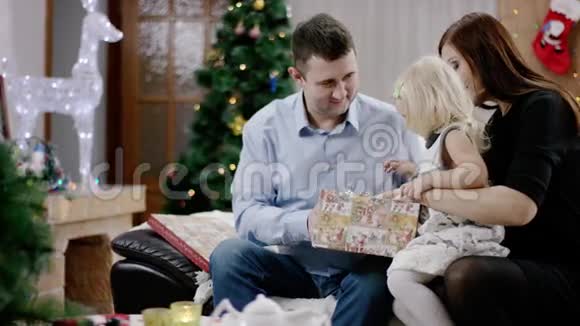 金发女孩接受父母的圣诞礼物视频的预览图