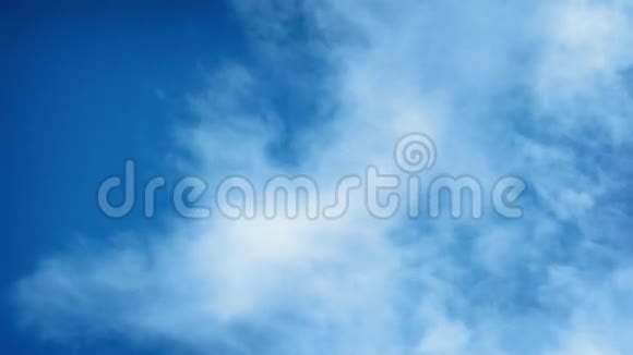 云在蓝天上快速移动视频的预览图