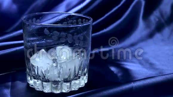 水在玻璃中缓慢地注入冰视频的预览图