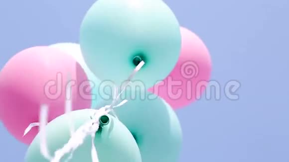 蓝天背景上的气球视频的预览图