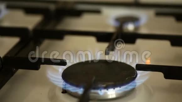 厨房煤气炉上的燃烧器视频的预览图