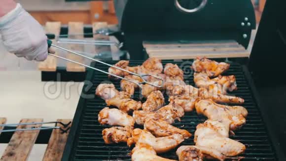 烤架上有美味的烤肉烧烤派对在炭烤架上炸鸡肉片视频的预览图