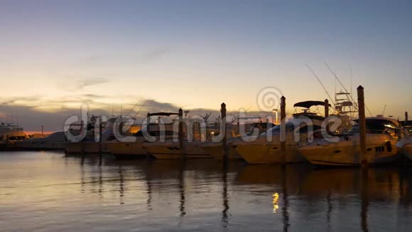 迈阿密日落海湾私人游艇码头停车线4k佛罗里达美国视频的预览图