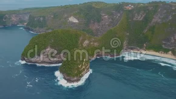 金岭滩的鸟瞰图努萨佩尼达印度尼西亚巴厘旅行概念视频的预览图