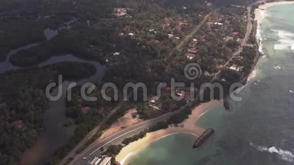黎明时分一架无人机飞过海岸和岛屿视频的预览图
