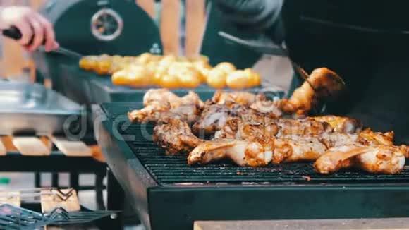 烧烤上有美味的烤肉烧烤派对在炭烤架上炸鸡肉片视频的预览图