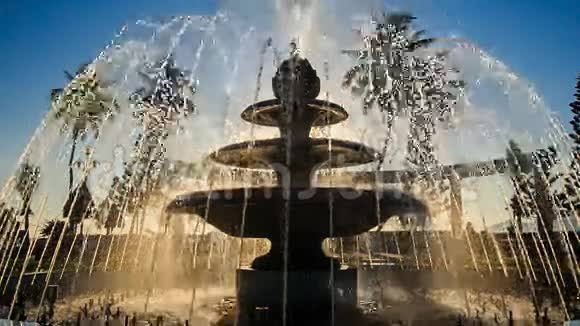 照相机在瀑布喷泉周围移动在公园里更换喷气机视频的预览图