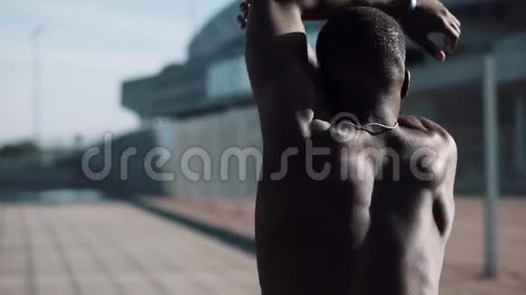 美国黑人男子Athlet在户外做晨练使太阳晒得慢工作站在视频的预览图