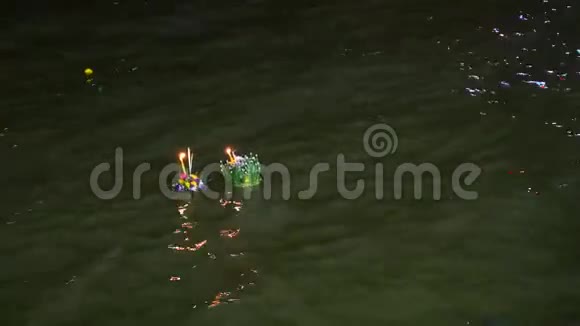 克拉通漂浮在洛伊克拉通河中白天晚上的节日4k25fps视频的预览图