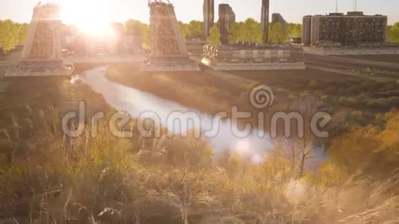 未来派建筑上的阳光山谷景观未来的建筑未来派城镇城市视频的预览图