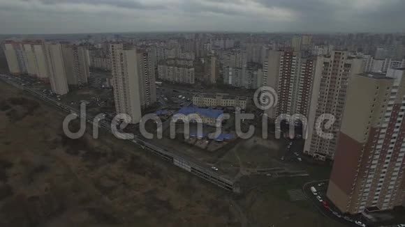 空中无人机拍摄的灰色城市郊区和相同的房子视频的预览图