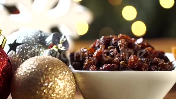 葡萄干放进一个碗里放在乡村的旧木桌上背景是圣诞节视频的预览图