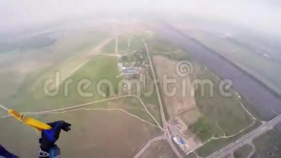 专业的跳伞运动员在绿色的平地上飞行夏天景观极端嗜好视频的预览图