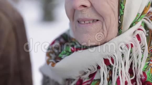 老人夫妇在公园的冬天放松快乐的祖父和祖母一起散步视频的预览图