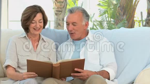 一对老夫妇在看一本相册视频的预览图