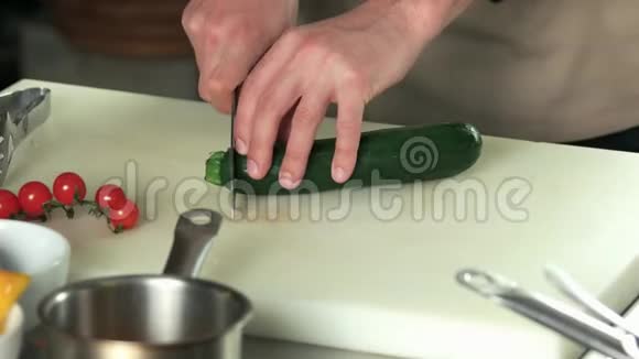 厨师切西葫芦视频的预览图