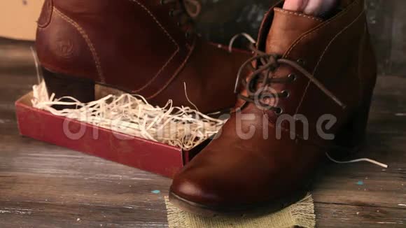 干净的靴子女的棕色的鞋跟稻草盒子漂亮的风格的木制的桌子手视频的预览图