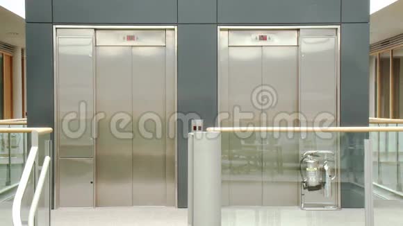商务人士在工作中离开电梯视频的预览图