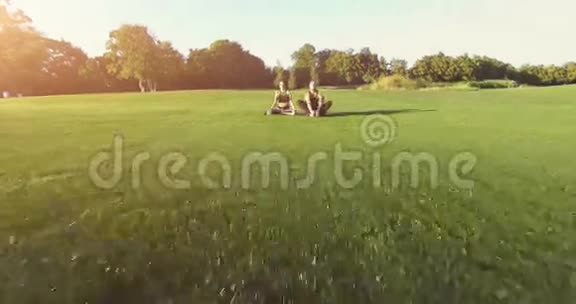 户外绿草上瑜伽4k25fps视频的预览图