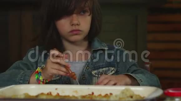 可爱的女孩吃黄瓜和米饭视频的预览图