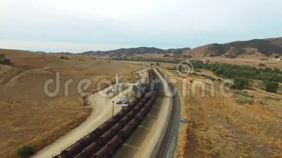 石油千斤顶和火车的空中录像视频的预览图