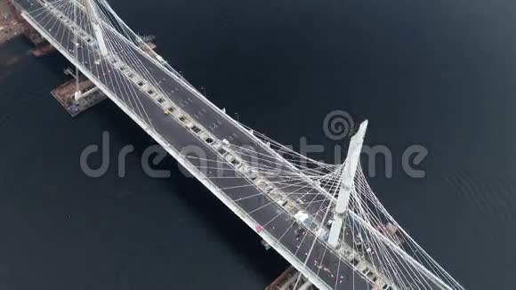 日间现代多车道斜拉桥的高空俯视图视频的预览图